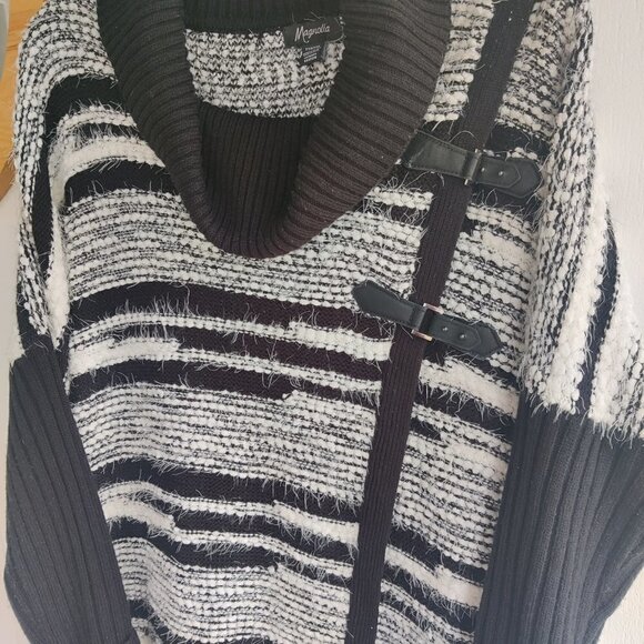 Magnolia, Soft Knit Sweater Jacket with 2 leather closures. Black & White. XXL - Picture 7 of 9